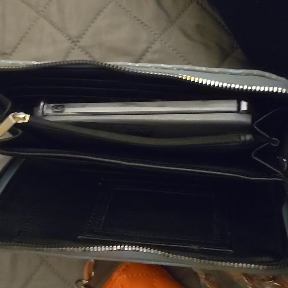 Betsey Johnson Blue Faux Leather Heart Stitched Zip Around Wallet/Wristlet - Picture 12 of 12